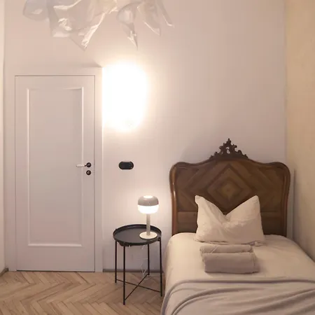 Charming / Old Town Center